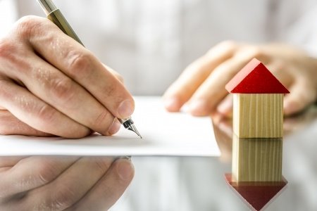 Signing-mortgage-document---123RF---gajus.jpg